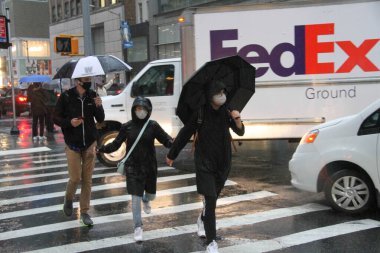 Şiddetli sağanak yağış New York 'u vurdu. 1 Eylül 2021, New York, ABD: New Yorklular, Perşembe öğleden sonraya kadar süren ani sel baskınları nedeniyle şiddetli yağış ile karşı karşıya kaldılar.