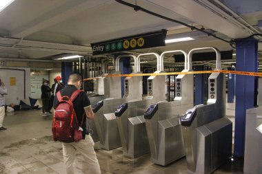 (Şiddetli yağış New York 'taki tüm metro hatlarında çok kısıtlı tren seferlerine neden oluyor. 2 Eylül 2021, New York, ABD: Yolculara New York 'a gitmemeleri tavsiye ediliyor çünkü tüm metroda sınırlı sayıda tren seferine yol açan sağanak yağış nedeniyle 