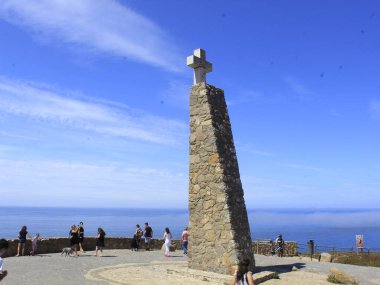 Portekiz 'de Cabo da Roca. 31 Ağustos 2021, Sintra, Portekiz: Turistler, Sintra belediyesinin en çok ziyaret edilen yerlerinden biri olan Cabo da Roca 'nın güzel manzarasının keyfini çıkarıyorlar.