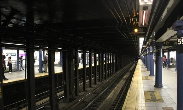 지하철이 돌아왔지만 있었다 2021 승객들은 목요일 운행이 적이었기 때문에 뉴욕에서 — 스톡 사진