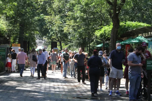 (Şiddetli yağış New York 'taki Central Park Hayvanat Bahçesi' nin geç açılışını etkiliyor. 2 Eylül 2021, New York, ABD: Çocuklar da dahil olmak üzere birçok kişi Central Park Hayvanat Bahçesi 'nin açılışından önce saat 12.10' a kadar beklemek zorunda kaldı.