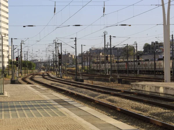 里斯本的东方车站2021年9月1日 葡萄牙里斯本 在里斯本主要城际铁路东方站 Oriente Station 的客运 连接欧洲快车将于周四出发 — 图库照片
