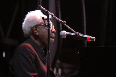 (Dom Salvador, New York 'taki Yaz Sahnesi sırasında Brezilya Film Festivali' nde sahne alıyor. 4 Eylül 2021, New York, ABD: Dom Salvador Samba Jazz Sextet, Central Park 'taki The Brazilian film festivalinde sahne aldı.