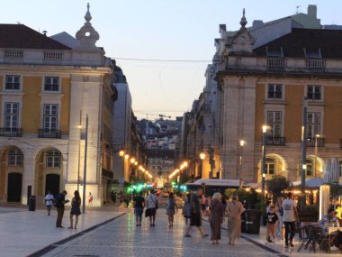 Lizbon 'da akşam. 4 Eylül 2021, Lizbon, Portekiz: Portekiz 'in başkenti Lizbon' da 4 Eylül Cumartesi akşamı insan hareketleri), 