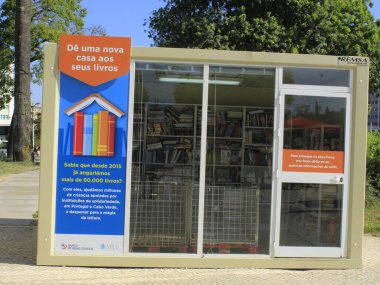 3 Eylül 2021, Lizbon, Portekiz: 3 Eylül Cuma günü Portekiz 'deki Eduardo VII. Park' ta düzenlenen 91. Lizbon Kitap Fuarı sırasında halk hareketi. Etkinlik 12 Eylül 'e kadar sürecek. 