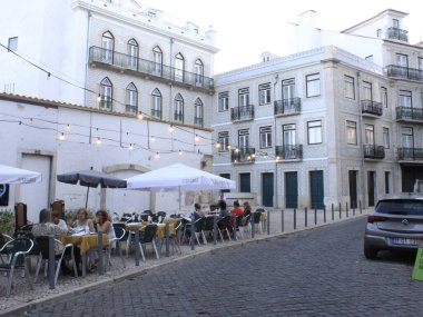 Alfama mahallesi. 4 Eylül 2021, Lizbon, Portekiz: Lizbon 'un en geleneksel ve Fado sunumuyla tanınan Alfama Mahallesi (4 Eylül Cumartesi)). 