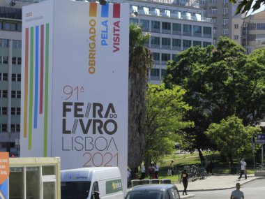 3 Eylül 2021, Lizbon, Portekiz: 3 Eylül Cuma günü Portekiz 'deki Eduardo VII. Park' ta düzenlenen 91. Lizbon Kitap Fuarı sırasında halk hareketi. Etkinlik 12 Eylül 'e kadar sürecek. 