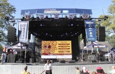 (New York 'taki Yaz Sahnesi sırasında Brezilya Film Festivali. 4 Eylül 2021, New York, ABD: The Brazilian film festivali, Central Park 'ta Dom Salvador ve Abolition' ın Dom Salvador Samba 'nın sunumunu yaptığı yaz döneminde