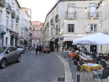 Alfama mahallesi. 4 Eylül 2021, Lizbon, Portekiz: Lizbon 'un en geleneksel ve Fado sunumuyla tanınan Alfama Mahallesi (4 Eylül Cumartesi)). 