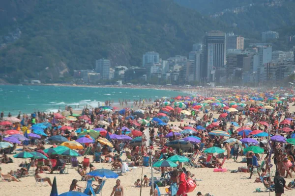 Pogoda Słoneczny Dzień Bierze Kąpiel Plaży Ipanema Września 2021 Rio — Zdjęcie stockowe