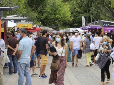 Lizbon Kitap Fuarı 'nın 91. baskısı. 5 Eylül 2021, Lizbon, Portekiz: Portekiz 'deki Eduardo VII Park' ta düzenlenen 91. Lizbon Kitap Fuarı sırasında kalabalık tribünler ve yoğun hareketler).