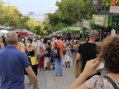 Lizbon Kitap Fuarı 'nın 91. baskısı. 5 Eylül 2021, Lizbon, Portekiz: Portekiz 'deki Eduardo VII Park' ta düzenlenen 91. Lizbon Kitap Fuarı sırasında kalabalık tribünler ve yoğun hareketler).