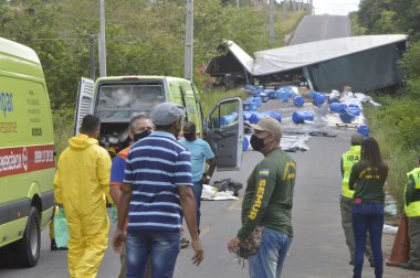 (Natal 'ın metropolitan bölgesinde kimyasal ürünleri ters yüz edilmiş ve karayolu yasak. 5 Eylül 2021, Parnamirim, Rio Grande do Norte, Brezilya: Kimyasallarla dolu bir kamyon devrildi ve yolu tamamen kapattı