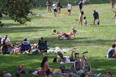 (Central Park 'ta İşçi Bayramı kutlandı. 6 Eylül 2021, New York, ABD: Amerikalılar bugün tüm ülkede İşçi Bayramı 'nı kutluyorlar, buna New York da dahil, insanlar Central Park' a akın ediyor, sıcak havadan faydalanıyor, spor yapıyorlar.