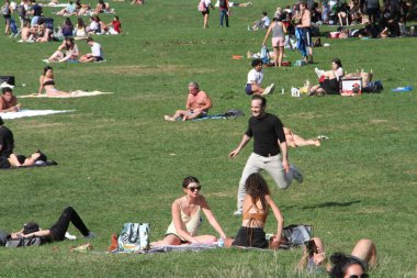 (Central Park 'ta İşçi Bayramı kutlandı. 6 Eylül 2021, New York, ABD: Amerikalılar bugün tüm ülkede İşçi Bayramı 'nı kutluyorlar, buna New York da dahil, insanlar Central Park' a akın ediyor, sıcak havadan faydalanıyor, spor yapıyorlar.