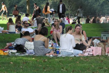 (Central Park 'ta İşçi Bayramı kutlandı. 6 Eylül 2021, New York, ABD: Amerikalılar bugün tüm ülkede İşçi Bayramı 'nı kutluyorlar, buna New York da dahil, insanlar Central Park' a akın ediyor, sıcak havadan faydalanıyor, spor yapıyorlar.