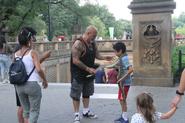 (Central Park 'ta İşçi Bayramı kutlandı. 6 Eylül 2021, New York, ABD: Amerikalılar bugün tüm ülkede İşçi Bayramı 'nı kutluyorlar, buna New York da dahil, insanlar Central Park' a akın ediyor, sıcak havadan faydalanıyor, spor yapıyorlar.