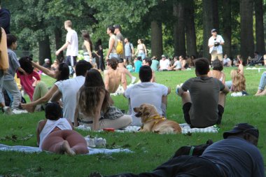 (Central Park 'ta İşçi Bayramı kutlandı. 6 Eylül 2021, New York, ABD: Amerikalılar bugün tüm ülkede İşçi Bayramı 'nı kutluyorlar, buna New York da dahil, insanlar Central Park' a akın ediyor, sıcak havadan faydalanıyor, spor yapıyorlar.