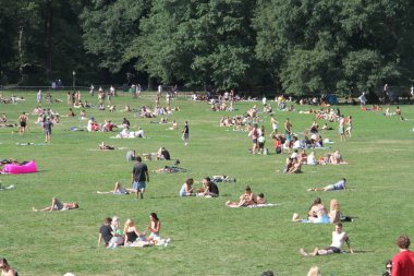 (Central Park 'ta İşçi Bayramı kutlandı. 6 Eylül 2021, New York, ABD: Amerikalılar bugün tüm ülkede İşçi Bayramı 'nı kutluyorlar, buna New York da dahil, insanlar Central Park' a akın ediyor, sıcak havadan faydalanıyor, spor yapıyorlar.
