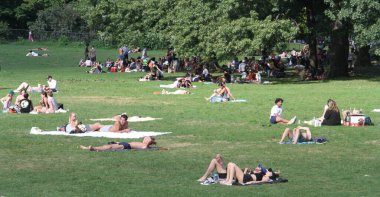 (Central Park 'ta İşçi Bayramı kutlandı. 6 Eylül 2021, New York, ABD: Amerikalılar bugün tüm ülkede İşçi Bayramı 'nı kutluyorlar, buna New York da dahil, insanlar Central Park' a akın ediyor, sıcak havadan faydalanıyor, spor yapıyorlar.