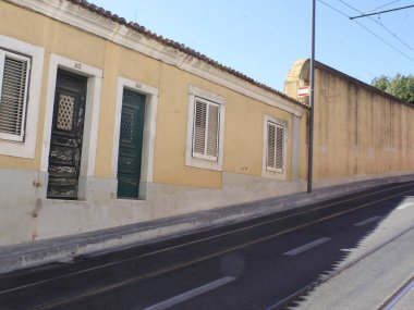 (Lizbon 'daki Calcada & Palacio da Ajuda' da çalışıyor. 6 Eylül 2021, Lizbon, Portekiz: Calcada & Palacio da Ajuda, Lizbon, kaldırıma erişimi olmayan beş evden ayrıldı. Bir keresinde kaldırım ve kapı arasındaki mesafe daha fazlaydı.