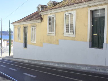 (Lizbon 'daki Calcada & Palacio da Ajuda' da çalışıyor. 6 Eylül 2021, Lizbon, Portekiz: Calcada & Palacio da Ajuda, Lizbon, kaldırıma erişimi olmayan beş evden ayrıldı. Bir keresinde kaldırım ve kapı arasındaki mesafe daha fazlaydı.