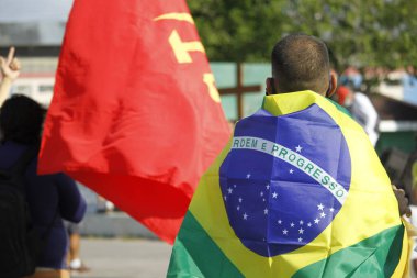 (Protestocular Manaus 'taki Largo do Mestre Chico' da Bolsonaro hükümetine karşı harekete geçtiler. 7 Eylül 2021, Manaus, Brezilya: Katolik Kilisesi tarafından düzenlenen Grito dos Excluidos posterleri ve bayraklarla, protestocuları Pr 'a karşı bir araya getirdi.