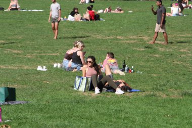 (Central Park 'ta İşçi Bayramı kutlandı. 6 Eylül 2021, New York, ABD: Amerikalılar bugün tüm ülkede İşçi Bayramı 'nı kutluyorlar, buna New York da dahil, insanlar Central Park' a akın ediyor, sıcak havadan faydalanıyor, spor yapıyorlar.