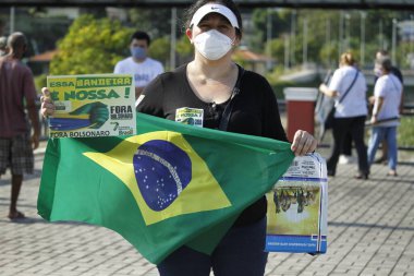 (Protestocular Manaus 'taki Largo do Mestre Chico' da Bolsonaro hükümetine karşı harekete geçtiler. 7 Eylül 2021, Manaus, Brezilya: Katolik Kilisesi tarafından düzenlenen Grito dos Excluidos posterleri ve bayraklarla, protestocuları Pr 'a karşı bir araya getirdi.