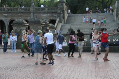 (Central Park 'ta İşçi Bayramı kutlandı. 6 Eylül 2021, New York, ABD: Amerikalılar bugün tüm ülkede İşçi Bayramı 'nı kutluyorlar, buna New York da dahil, insanlar Central Park' a akın ediyor, sıcak havadan faydalanıyor, spor yapıyorlar.