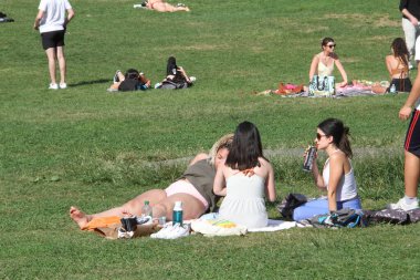 (Central Park 'ta İşçi Bayramı kutlandı. 6 Eylül 2021, New York, ABD: Amerikalılar bugün tüm ülkede İşçi Bayramı 'nı kutluyorlar, buna New York da dahil, insanlar Central Park' a akın ediyor, sıcak havadan faydalanıyor, spor yapıyorlar.