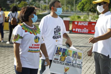 (Protestocular Manaus 'taki Largo do Mestre Chico' da Bolsonaro hükümetine karşı harekete geçtiler. 7 Eylül 2021, Manaus, Brezilya: Katolik Kilisesi tarafından düzenlenen Grito dos Excluidos posterleri ve bayraklarla, protestocuları Pr 'a karşı bir araya getirdi.