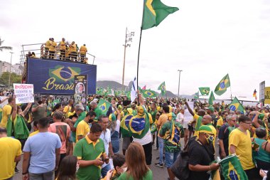 (Copacabana 'daki Bolsonaro hükümetinin lehine bir eylem sırasında protestocular. 7 Eylül 2021, Rio de Janeiro, Brezilya: Brezilya Cumhurbaşkanı Jair Bolsonaro 'nun destekçileri, Copa' nın sınırında hükümetini desteklemek için bir gösteri düzenlediler.