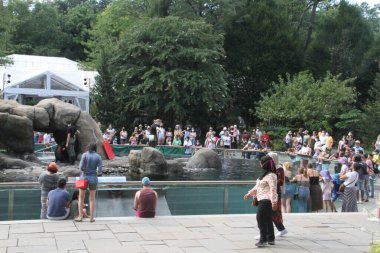 (New Yorklular İşçi Bayramı 'nda Central Park Hayvanat Bahçesi' ni ziyaret ederler. 6 Eylül 2021, New York, ABD: Amerikalılar bugün tüm ülkede İşçi Bayramı 'nı kutluyorlar, buna New York da dahil, çocuklar da dahil olmak üzere birçok aile Central Park hayvanat bahçesini ziyaret ediyor. Bu çok... 