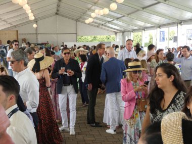 * * ARCHIVES * * (NEW) 2021 Hampton Klasik Finalleri Ekvador Yarışmasının sonucuna bakın. 4 Eylül 2021, Bridgehampton, New York, ABD: Doğu Yakası Glitterati, Kalıtsal Servet ve Şirket Liderliği bu yılın kapanış haftasonunu kutlamak için toplandı