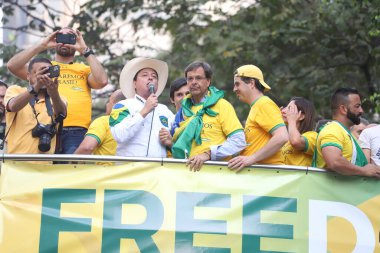 (Sao Paulo 'daki Paulista' da destekçilerinin katıldığı bir etkinliğe Bolsonaro da katıldı. 7 Eylül 2021, Sao Paulo, Brezilya: Brezilya Cumhurbaşkanı Jair Bolsonaro, 7 Eylül Salı günü Paulista Bulvarı 'nda destekçileriyle birlikte düzenlenen bir gösteri sırasında),