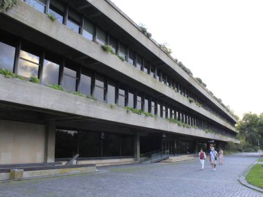 (Lizbon 'daki Calouste Gulbenkian Vakfı Bahçesi' nde insan dolaşımı. 7 Eylül 2021, Lizbon, Portekiz: Calouste Gulbenkian Vakfı Bahçesi 'nde insan dolaşımı, modern hareketlerin en simgelerinden biri.
