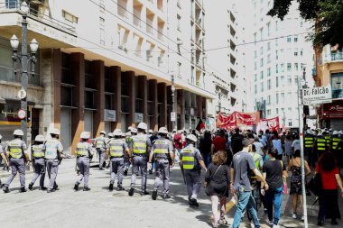 (27 Mart Sao Paulo 'da Hariç Kalanların Ağlaması. 7 Eylül 2021, Sao Paulo, Brezilya: 7 Eylül Salı günü Sao Paulo 'da 27. Hariciler Ağlaması sırasında Cumhurbaşkanı Jair Bolsonaro' nun hükümetini protesto edenler. Şey... 