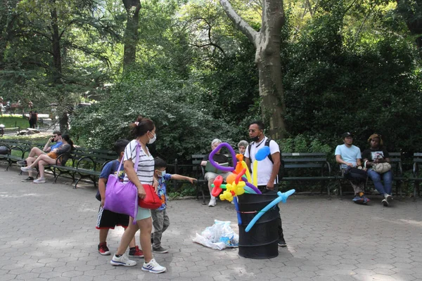 (New Yorklular İşçi Bayramı 'nda Central Park Hayvanat Bahçesi' ni ziyaret ederler. 6 Eylül 2021, New York, ABD: Amerikalılar bugün tüm ülkede İşçi Bayramı 'nı kutluyorlar, buna New York da dahil, çocuklar da dahil olmak üzere birçok aile Central Park hayvanat bahçesini ziyaret ediyor. Bu çok... 