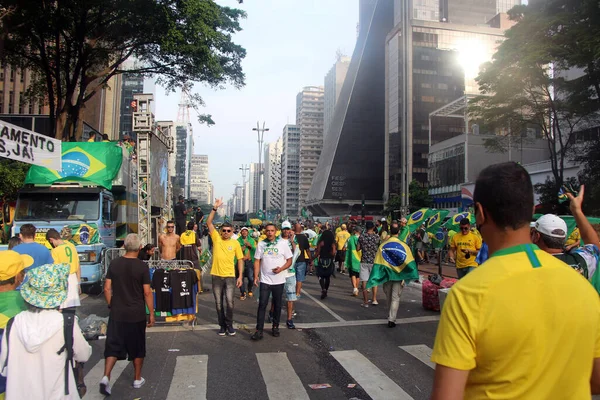 Int ブラジル大統領ボルソナロの支持者は パウリスタで抗議する ブラジル サンパウロ2021年9月7日 ブラジルのジャール ボルソナーロ大統領の支持者が 9月7日 にサンパウロのアヴェンダ パウリスタで反民主的な議題を扱う行動に参加 — ストック写真