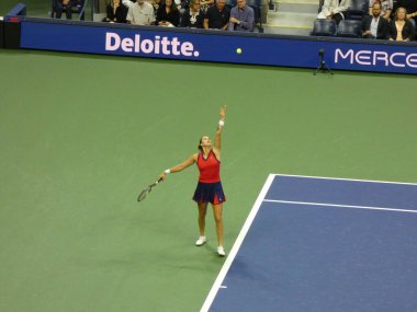 Fernandez, 2021 USTA ABD Açık Tenis Şampiyonası 'nda Bayanlar Grand Slam Finalleri' ne yükselmek için Sabalenka 'yı geçmiştir. 9 Eylül 2021, Flushing, Queens, New York, ABD: Rahatsız, gergin ve hatayla dolu bir maçta