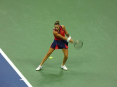 Fernandez, 2021 USTA ABD Açık Tenis Şampiyonası 'nda Bayanlar Grand Slam Finalleri' ne yükselmek için Sabalenka 'yı geçmiştir. 9 Eylül 2021, Flushing, Queens, New York, ABD: Rahatsız, gergin ve hatayla dolu bir maçta