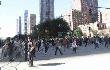 Sıfır Noktası 'ndaki 11 Eylül Anıtı' nın 20. yıldönümü. 11 Eylül 2021, New York, ABD: New York 'taki ikiz kulelere düzenlenen 11 Eylül saldırısının 20. yıldönümü, aralarında ölenlerin ailelerinin de bulunduğu birçok kişinin katılımıyla kutlanıyor. 