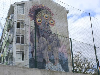 Lizbon 'un Marvila mahallesinde şehir sanatı şeklinde graffiti. Lizbon, Portekiz: Lizbon 'da gerçek bir açık hava galerisi olan Marvila civarındaki kentsel sanat duvarları ve binaları biçiminde graffiti