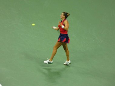 Fernandez, 2021 USTA ABD Açık Tenis Şampiyonası 'nda Bayanlar Grand Slam Finalleri' ne yükselmek için Sabalenka 'yı geçmiştir. 9 Eylül 2021, Flushing, Queens, New York, ABD: Rahatsız, gergin ve hatayla dolu bir maçta