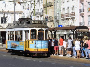 Lizbon 'daki Martim Moniz Meydanı. 10 Eylül 2021, Lizbon, Portekiz: Lizbon 'daki Martim Moniz Meydanı' nda hareketlilik, 28 numaralı teleferiğin başlangıç noktası, en eski bölümden geçen en büyüleyici yer. 