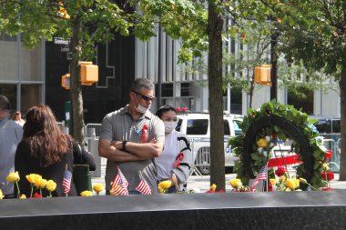 Merhum aileler, 11 Eylül Anıtı 'nın sıfır noktasında taziyelerini sunuyorlar. 11 Eylül 2021, New York, ABD: 11 Eylül 'de ölenlerin aileleri, New York' taki ikiz kulelere yapılan saldırının 20. yıldönümünde Sıfır Noktasında saygılarını sundular
