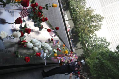 Merhum aileler, 11 Eylül Anıtı 'nın sıfır noktasında taziyelerini sunuyorlar. 11 Eylül 2021, New York, ABD: 11 Eylül 'de ölenlerin aileleri, New York' taki ikiz kulelere yapılan saldırının 20. yıldönümünde Sıfır Noktasında saygılarını sundular