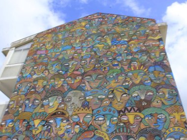 Lizbon 'un Marvila mahallesinde şehir sanatı şeklinde graffiti. Lizbon, Portekiz: Lizbon 'da gerçek bir açık hava galerisi olan Marvila civarındaki kentsel sanat duvarları ve binaları biçiminde graffiti