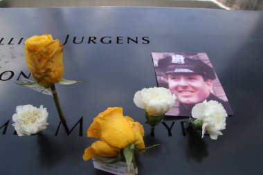 Merhum aileler, 11 Eylül Anıtı 'nın sıfır noktasında taziyelerini sunuyorlar. 11 Eylül 2021, New York, ABD: 11 Eylül 'de ölenlerin aileleri, New York' taki ikiz kulelere yapılan saldırının 20. yıldönümünde Sıfır Noktasında saygılarını sundular